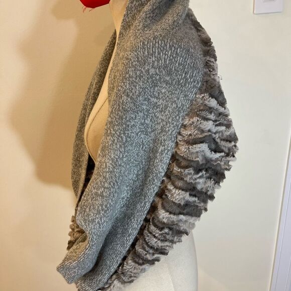 Faux-fur infinity scarf | 13’’x54’’ | Faux- Fur one piece wrap around scarf - Picture 9 of 10